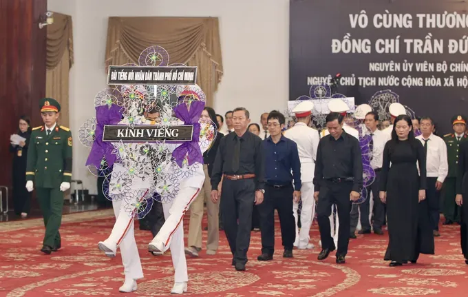 A delegation from the Voice of Ho Chi Minh City People pays their respects to former President Tran Duc Luong. 4-1501-4938.jpg