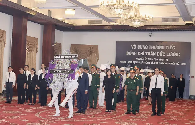 A delegation from District 12 pays tribute to former President Tran Duc Luong. (Photo: SGGP) z6634443360963-672fb5115e7b33dc74b43a49c1d5b6f8-4917-4716.jpg
