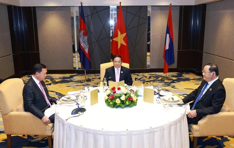 Vietnamese Prime Minister Pham Minh Chinh (C) on May 26 has a working breakfast with Cambodian PM Samdech Thipadei Hun Manet (left) and Lao PM Sonexay Siphandone in Kuala Lumpur, Malaysia. (Photo: VNA) breakfast.jpg