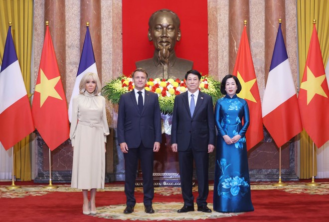 State President Luong Cuong (second from right) and French President Emmanuel Macron (second from left) and their spouses. (Photo: VNA) hn.jpg
