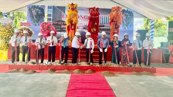 At the groundbreaking ceremony for the infrastructure and transportation construction project of Phu Tho Racecourse in Phu Tho Indoor Sports Stadium (Photo: SGGP) 27-635-7183.jpg