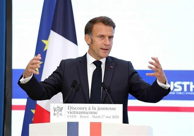 French President Emmanuel Macron talks to Vietnamese students and young intellectuals at the University of Science and Technology of Hanoi (USTH) on May 27. (Photo: VNA) vna-potal-tong-thong-phap-va-phu-nhan-tham-truong-dai-hoc-khoa-hoc-va-cong-nghe-ha-noi-8057331.jpg
