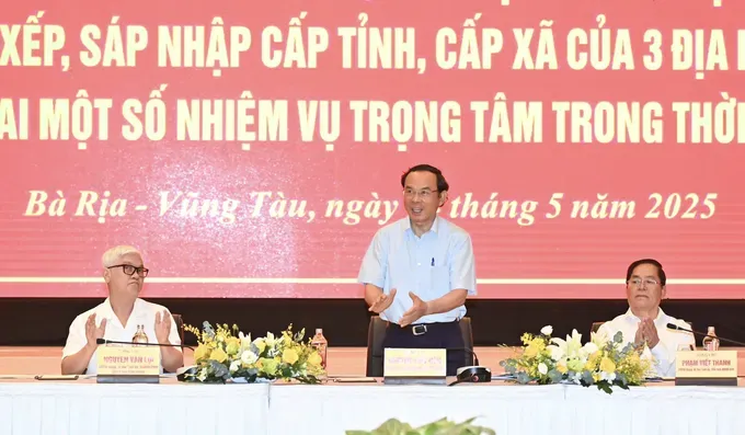 Secretary of the Ho Chi Minh City Party Committee Nguyen Van Nen (C), Secretary of the Binh Duong Provincial Party Committee Nguyen Van Loi (L) and Secretary of the Party Committee cum Chairman of the People’s Council of Ba Ria – Vung Tau Province Pham Viet Thanh chair the conference on May 14. (Photo: SGGP) anh-chup-man-hinh-2025-05-27-luc-163127-6470-3255.png