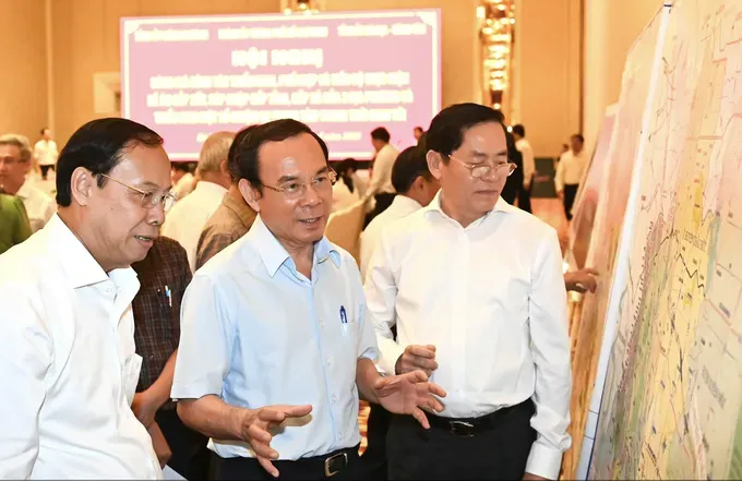 Secretary of the Ho Chi Minh City Party Committee Nguyen Van Nen and delegates review a map of key projects across three localities. (Photo: SGGP) anh-chup-man-hinh-2025-05-27-luc-163145-6090-2871.png