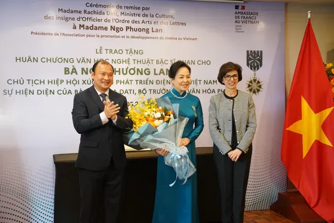 Representatives of the Vietnamese and French cultural industries congratulate Dr. Ngo Phuong Lan. (Photo: SGGP) dsc07369-6654-2941.jpg