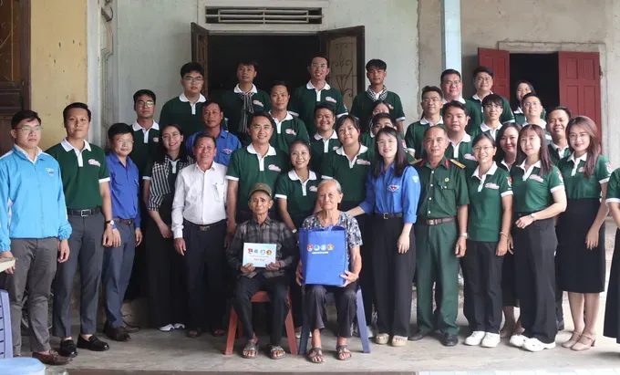Youth visits war veterans in Ha Tinh Province. (Photo: SGGP) hinh-3-5982-8675.jpg