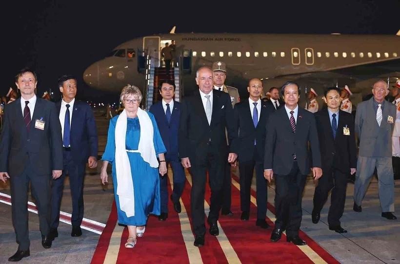 Hungarian President Sulyok Tamas and his spouse arrive in Hanoi on May 27 evening. (Photo: VNA) vna-potal-tong-thong-hungary-bat-dau-tham-chinh-thuc-viet-nam-8058256.jpg