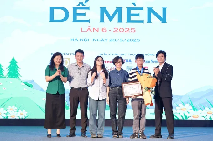 The organizing board presents Cricket Desire awards to a series of paintings by 13-year-old artist Pham Hai Nguyen. (Photo: SGGP) hhkd5377-9536-6980.jpg