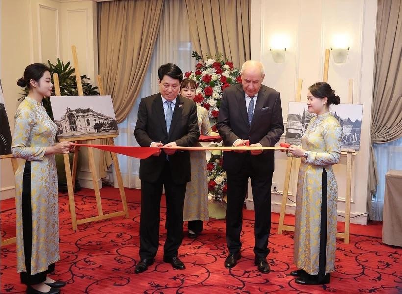 Vietnamese State President Luong Cuong (second, left) and Hungarian President Sulyok Tamas (second, right) cut the ribbon to open the exhibition. (Photo:VNA) vna-potal-chu-tich-nuoc-va-tong-thong-hungary-khai-mac-trung-bay-anh-cua-nhiep-anh-gia-hungary-ve-viet-nam-xua-8060467.jpg