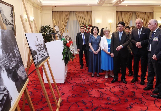 Vietnamese State President Luong Cuong and his spouse, along with visiting Hungarian President Sulyok Tamas and his spouse contemplate the photos at the exhibition. (Photo: VNA) vna-potal-chu-tich-nuoc-va-tong-thong-hungary-khai-mac-trung-bay-anh-cua-nhiep-anh-gia-hungary-ve-viet-nam-xua-8060470.jpg