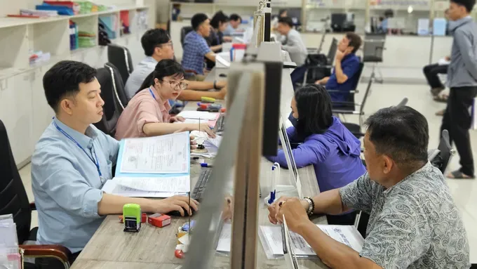 Several key economic and financial policies will come into force from June, directly impacting household businesses, state-owned enterprises, and foreign investors. (Illustrative image: SGGP) bo-phan-1-cua-ubnd-quan-12-1-9815.jpg