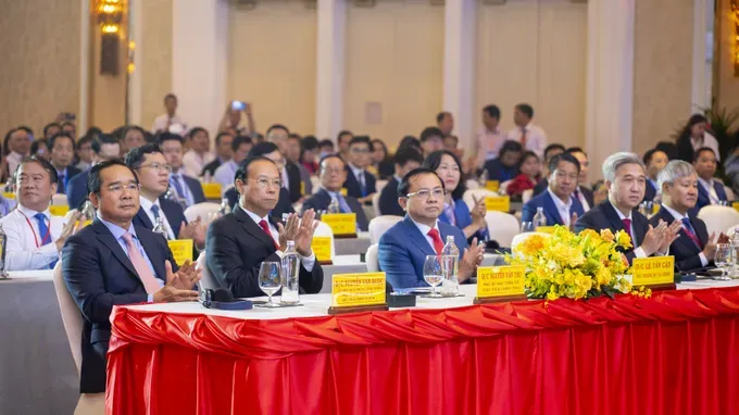 Chairman of the Ho Chi Minh City People’s Committee Nguyen Van Duoc (L) attends the conference. (Photo: SGGP) dsc-0423-1799-4196.jpg