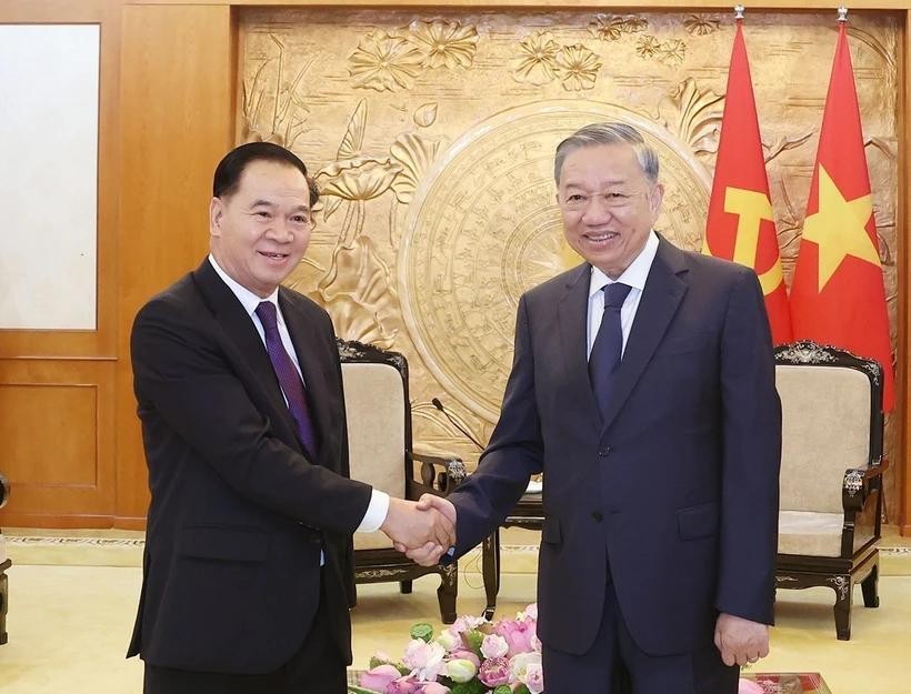 Party General Secretary To Lam (R) and Thongsalith Mangnomek, Secretary of the LPRP Central Committee and Chairman of the LPRP Central Committee's Office at their meeting in Hanoi on May 30. (Photo: VNA) lao.jpg