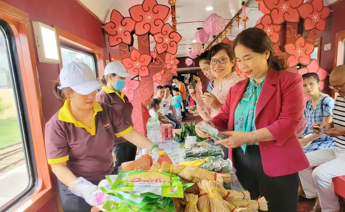 Leaders of Binh Dinh Province visit a stall selling local dishes on a train carriage. 20250601-0857470-158-6227.jpg