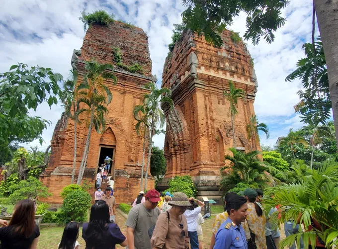 The ancient Twin Towers in Binh Dinh Province. 20250601-091819-1220-619.jpg
