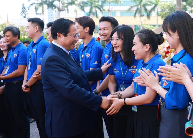 Prime Minister Pham Minh Chinh meets with young staff of Vietnam Airlines. (Photo: VNA) vna-potal-thu-tuong-du-le-ky-niem-30-nam-thanh-lap-tong-cong-ty-hang-khong-viet-nam-8066771.jpg