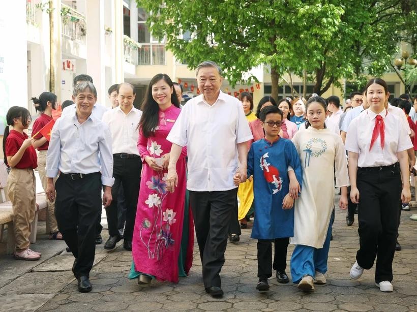 Party General Secretary To Lam on June 1 visits Nguyen Dinh Chieu Secondary School and Xa Dan Secondary School - two schools for students with disabilities in Hanoi on the occasion of International Children's Day. (Photo: VNA) vna-potal-tong-bi-thu-tham-truong-ptcs-nguyen-dinh-chieu-va-truong-ptcs-xa-dan-ha-noi-8066999.jpg