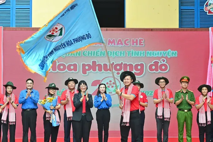 Vice Chairwoman of the Ho Chi Minh City People’s Committee Tran Thi Dieu Thuy hands over a flad to the 20th Red Flamboyant Volunteer Campaign 2025’s command committee to kick off the event. (Photo: SGGP) z6659709057730-21d48303f70d9eb6edbbf104dd4e00ef-3296-601.jpg