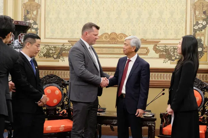 Vice Chairman of the Ho Chi Minh City People’s Committee, Vo Van Hoan (R), receives Mr. R.J. Sigurdson, Minister of Agriculture and Irrigation in Alberta Province, Canada, on June 2. (Photo: SGGP) hoan-2-2800-1180.jpg
