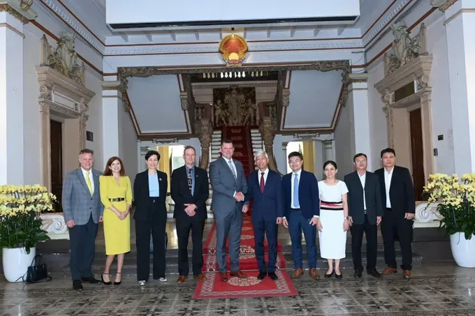 Leaders of Ho Chi Minh City and the delegation from Alberta, Canada pose for a photo. (Photo: SGGP) hoan-3-4110-1294.jpg