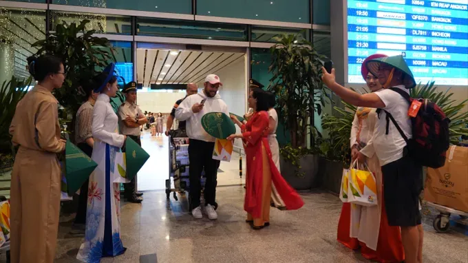 Passengers are welcomed at Da Nang International Airport. (Photo: SGGP) 1000012309-966-3363.jpg