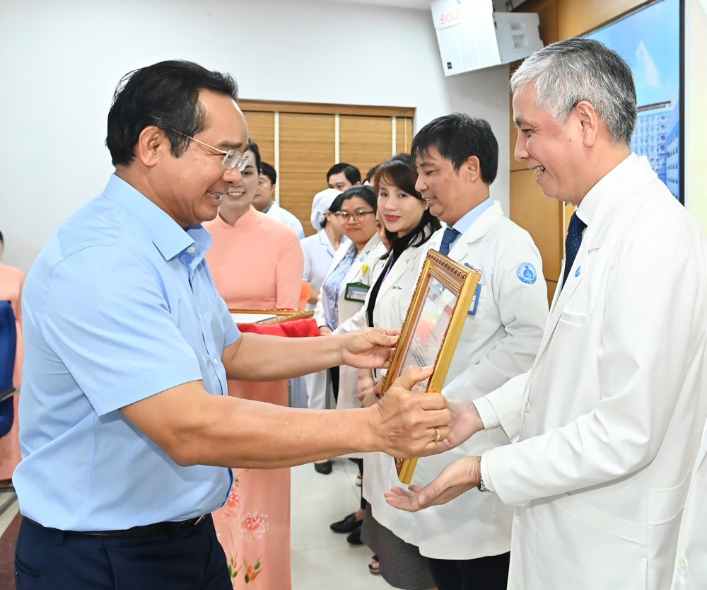 Chairman of the Ho Chi Minh City People's Committee Nguyen Van Duoc offers certificates of merit to healthcare professionals. (Photo: SGGP) img-5588-683-4208.jpeg.jpg