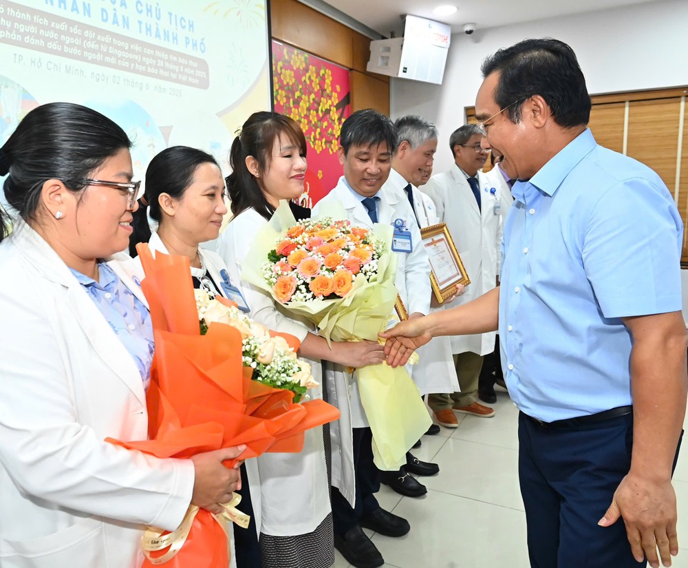 Chairman of the Ho Chi Minh City People's Committee Nguyen Van Duoc offers flowers to healthcare professionals. (Photo: SGGP) img-5590-1188-7951.jpeg.jpg