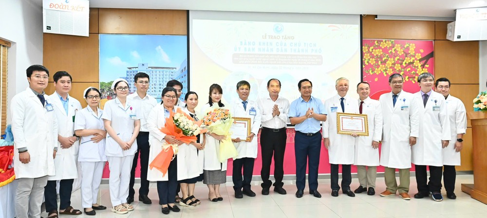 Chairman of the Ho Chi Minh City People's Committee Nguyen Van Duoc (6th,R) and Director of the Ho Chi Minh City Department of Health Tang Chi Thuong (7th,R) offer flowers and certificates of merit to healthcare professionals of Children's Hospital 1 and Tu Du Obstetrics Hospital. (Photo: SGGP) img-5591-7850-7906.jpeg.jpg