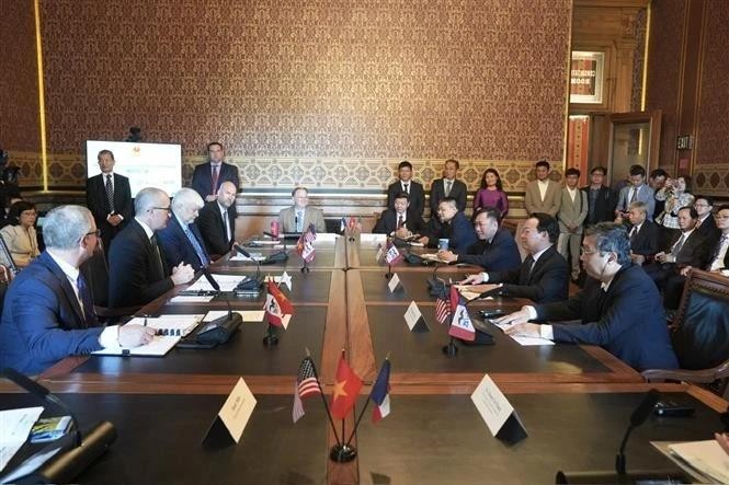 The working session on May 2 (Photo: VNA) iowa.jpg