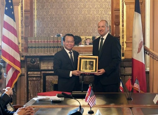 Minister of Agriculture and Rural Development Do Duc Duy (L) and Iowa Secretary of Agriculture Mike Naig (Photo: VNA) iowa2.jpg