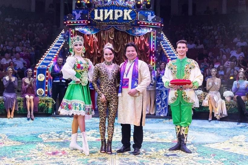 People’s Artist Tong Toan Thang and artist Luu Thi Huong at the festival (Photo: VNA) trao-giai-vuong-mien-dong-xiec.jpg