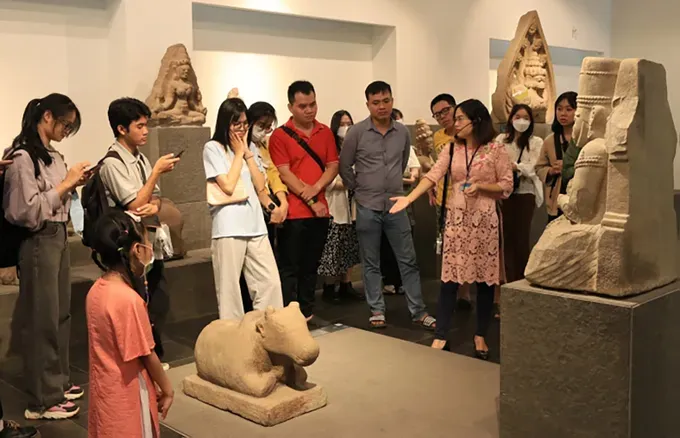 Visitors visit Ho Chi Minh City Museum of History. (Photo: SGGP) d6a-7827-467.jpg