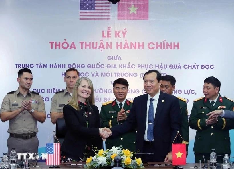 At the signing ceremony (Photo: VNA) hl.jpg