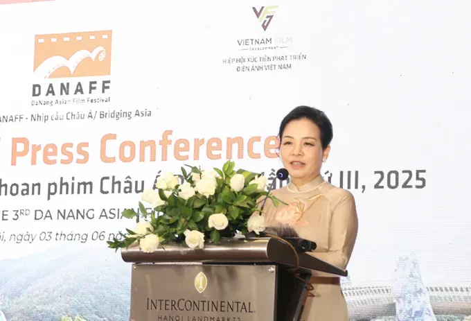 Dr. Ngo Phuong Lan, Chairwoman of the Vietnam Film Development Association, delivers her speech at the press conference (Photo: SGGP) lan-8508-6804.jpg
