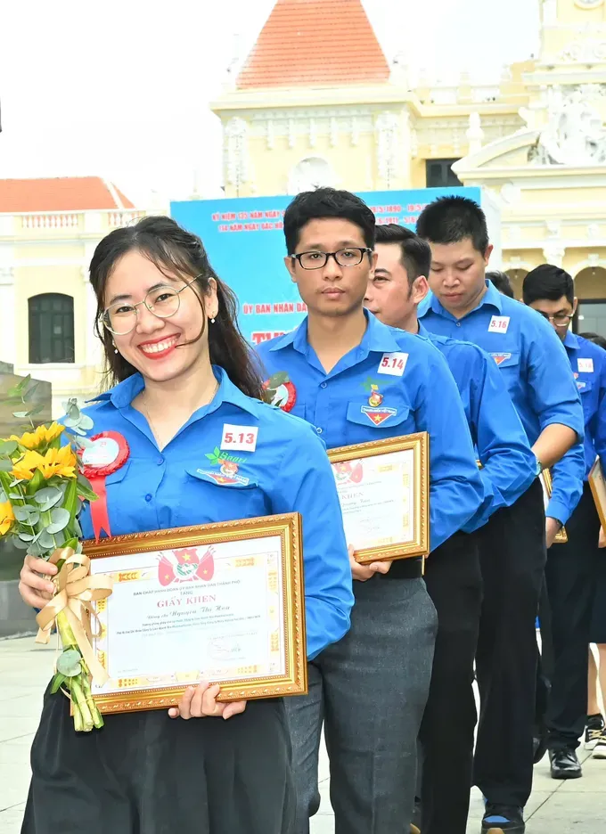 Individuals and collectives with outstanding performance in the “Studying and following President Ho Chi Minh's thoughts, morals, and style” program (Photo: SGGP) 5-6-2-5697-7978.jpg