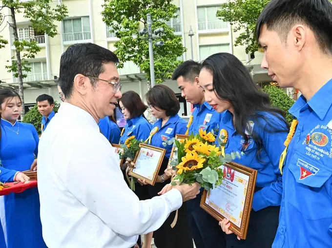Standing Vice Chairman of the Ho Chi Minh City People’s Committee, Duong Ngoc Hai, presents certificates of merit to individuals and collectives with outstanding performance in the “Studying and following President Ho Chi Minh's thoughts, morals, and style” program. (Photo: SGGP) 5-6-4-8623-364.jpg