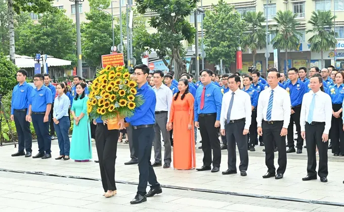 Delegates offered flowers to pay tribute to the late President Ho Chi Minh at Ho Chi Minh Statue Park in front of the City Hall in Nguyen Hue Walking Street in District 1. (Photo: SGGP) 5-6-7-558-7078.jpg