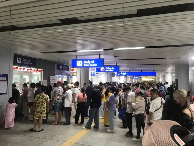 Passengers traveling on Metro Line No. 1 (Ben Thanh – Suoi Tien) will be able to pay for their tickets using the ZaloPay mobile application, beginning June 6. (Photo: SGGP) 5-metro-9511-82.jpg