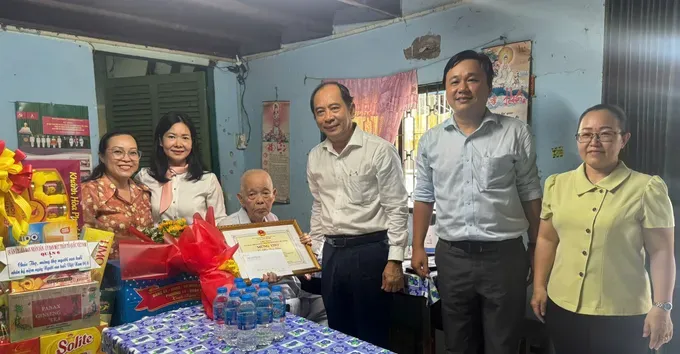 Associate Professor Dr. Tang Chi Thuong, Director of the Department of Health, and his delegation visit Mr. Bui Van Lam. (Photo: SGGP) 79c04f5c877e33206a6f-8906-3304.jpg