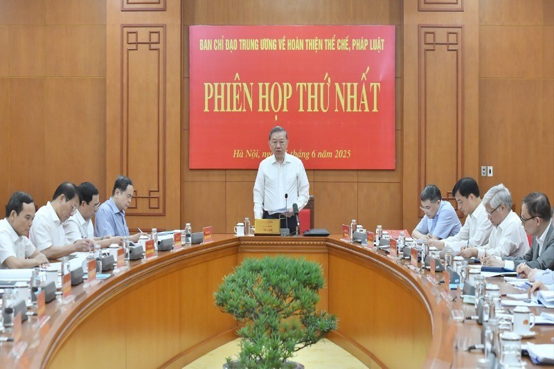 Party General Secretary To Lam, head of the central steering committee for perfecting institutions and laws, chairs the first meeting of the committee in Hanoi on June 5. (Photo: Nhandan) a1-dsc-2145.jpg