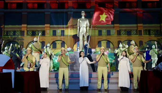 An art performance is held in Ho Chi Minh City to commemorate Uncle Ho’s national salvation journey. (Photo: SGGP) 0w3a1253-6031-1969.jpg