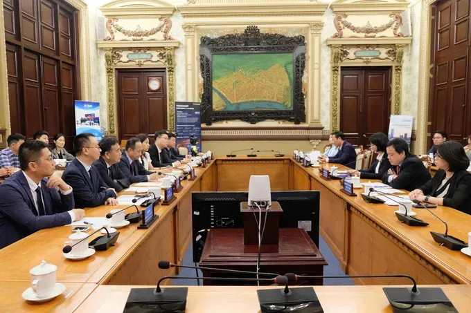 Vice Chairwoman of the Ho Chi Minh City People's Committee, Tran Thi Dieu Thuy, receives Mr. Ha Wen Quan, Chief Secretary of the Party Committee of Xi'an, the capital of Shaanxi province, China, and his delegtaion on June 5. (Photo: SGGP) 2-7696-7832.jpg