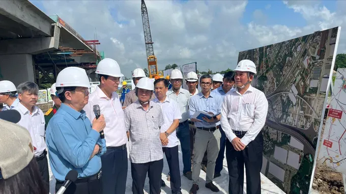 Deputy Prime Minister Mai Van Chinh and delegates inspect the progress of component projects under the Ring Road 3 Project. (Photo: SGGP) 6-pttg1-8173-3432.jpg