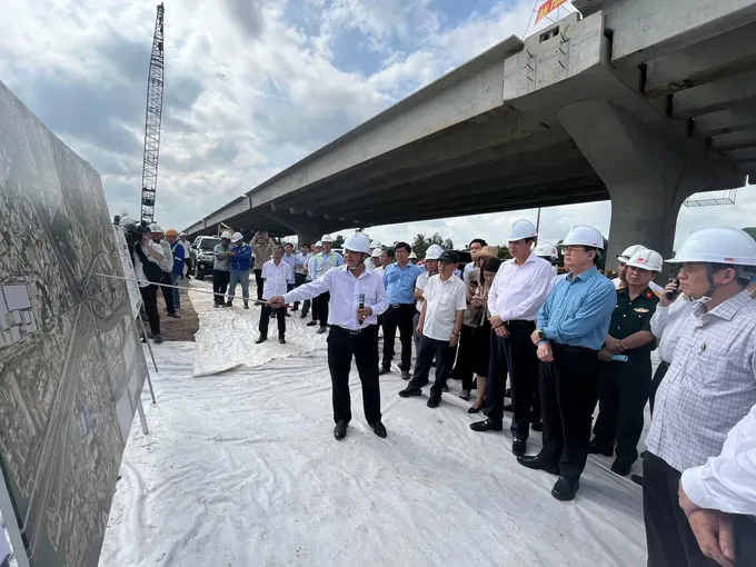 Deputy Prime Minister Mai Van Chinh receives on-site progress reports from project units. (Photo: SGGP) 6pttg-7604-3385.jpg