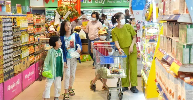 Consumers select safe, eco-friendly food at a Co.opmart supermarket i in Ho Chi Minh City. (Photo: SGGP) g5a-5201-4072.jpg