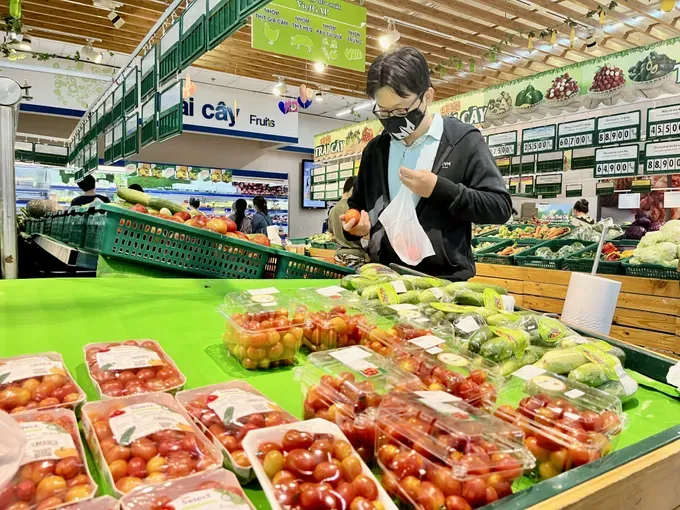 Consumers select safe, eco-friendly food at Dong Van Cong Co.opmart in Thu Duc City. (Photo: SGGP) m1a_vytw.jpg
