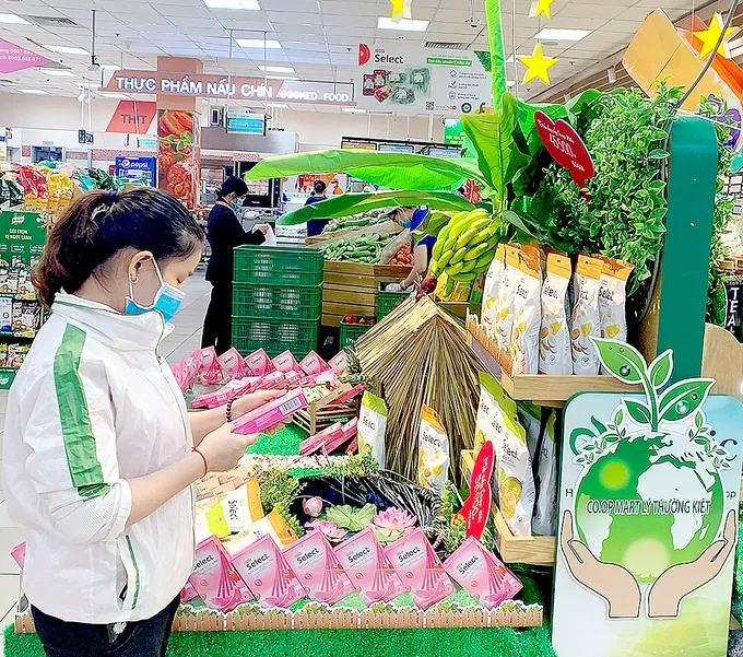 Eco-friendly products are discounted at a Co.opmart supermarket in support of the Green Consumption Campaign. (Photo: SGGP) thuc-pham_sggp_HZPY.jpg