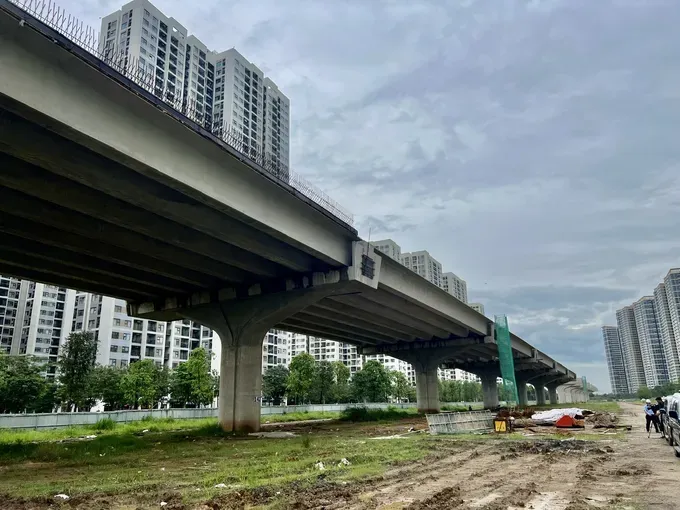 At the construction site of a section of Ring Road 3 running through Thu Duc City (Photo: SGGP) vd3a-3572-30.jpg