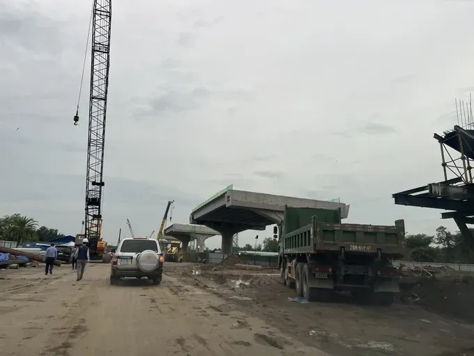 At the construction site of a section of Ring Road 3 running through Thu Duc City (Photo: SGGP) vd3d-1751-3174.jpg