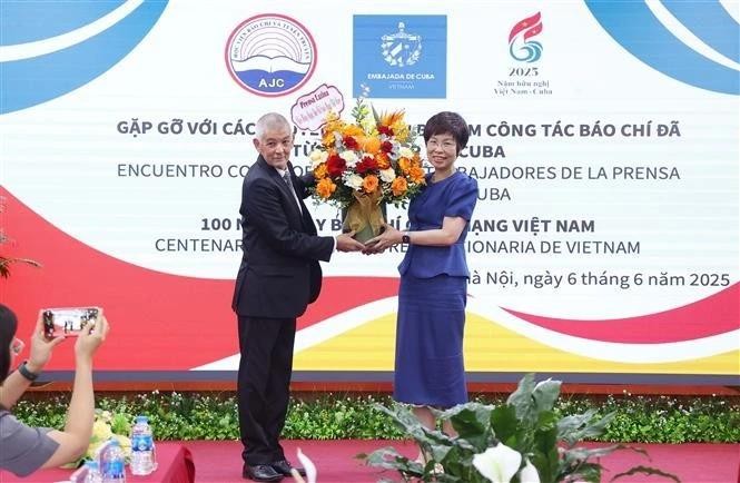 A representative of Prensa Latina News Agency in Vietnam presents flowers to General Director of the Vietnam News Agency Vu Viet Trang to congratulate the agency on the occasion of the 100th anniversary of Vietnamese Revolutionary Press Day. (Photo: VNA) vietnam-press.jpg